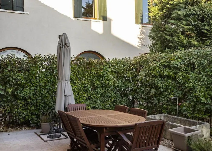 Lägenhet Giardino Di Corte Verona
